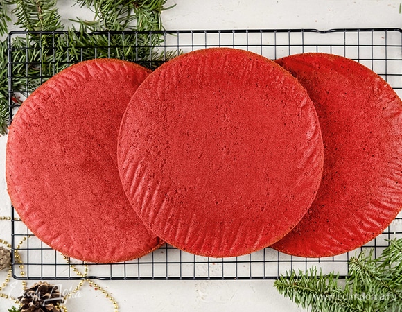 Влейте ⅓ теста в форму. Выпекайте при температуре 175°C 25 минут. Аналогично испеките еще два коржа.