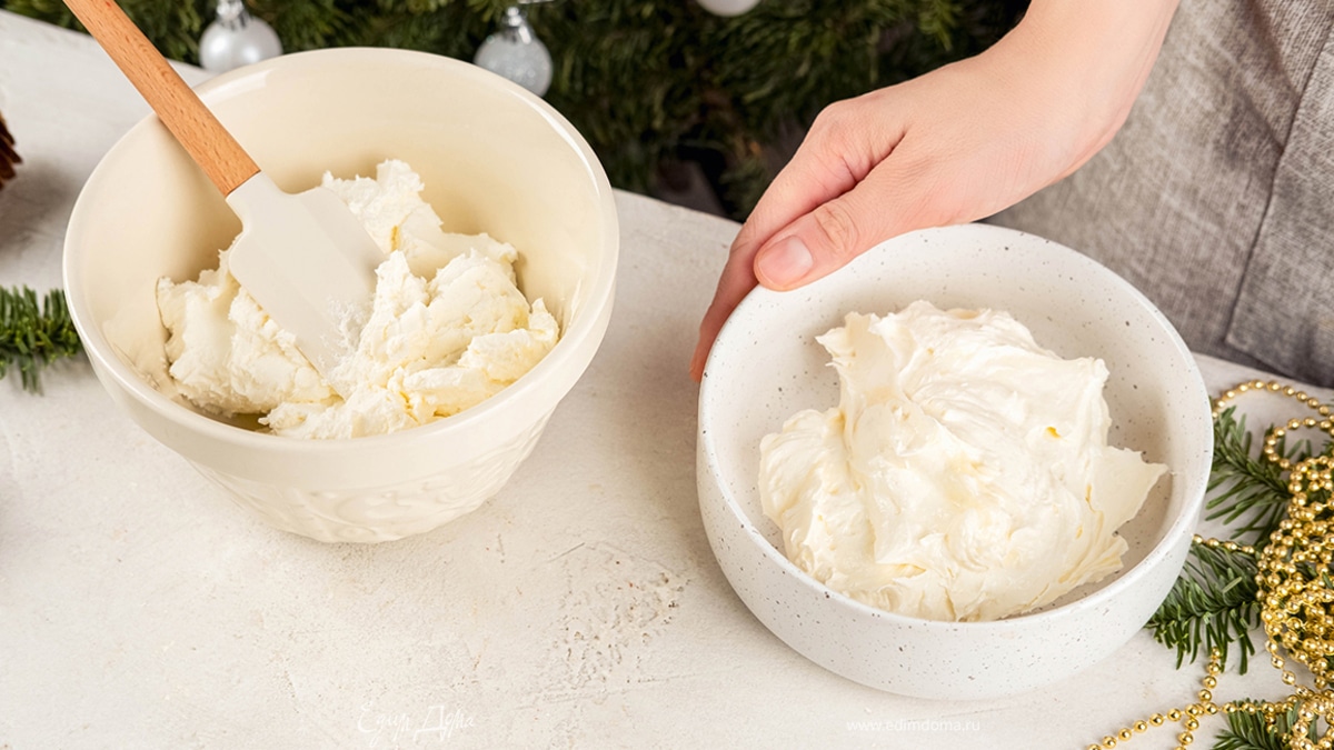 Для начинки взбейте сливочный сыр миксером.