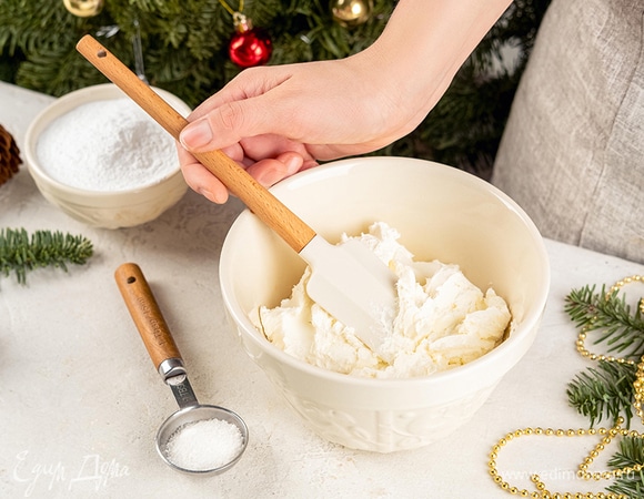 В другой миске соедините сливочное масло, сахарную пудру и ванильный сахар. Взбивайте 3 минуты до пышности.