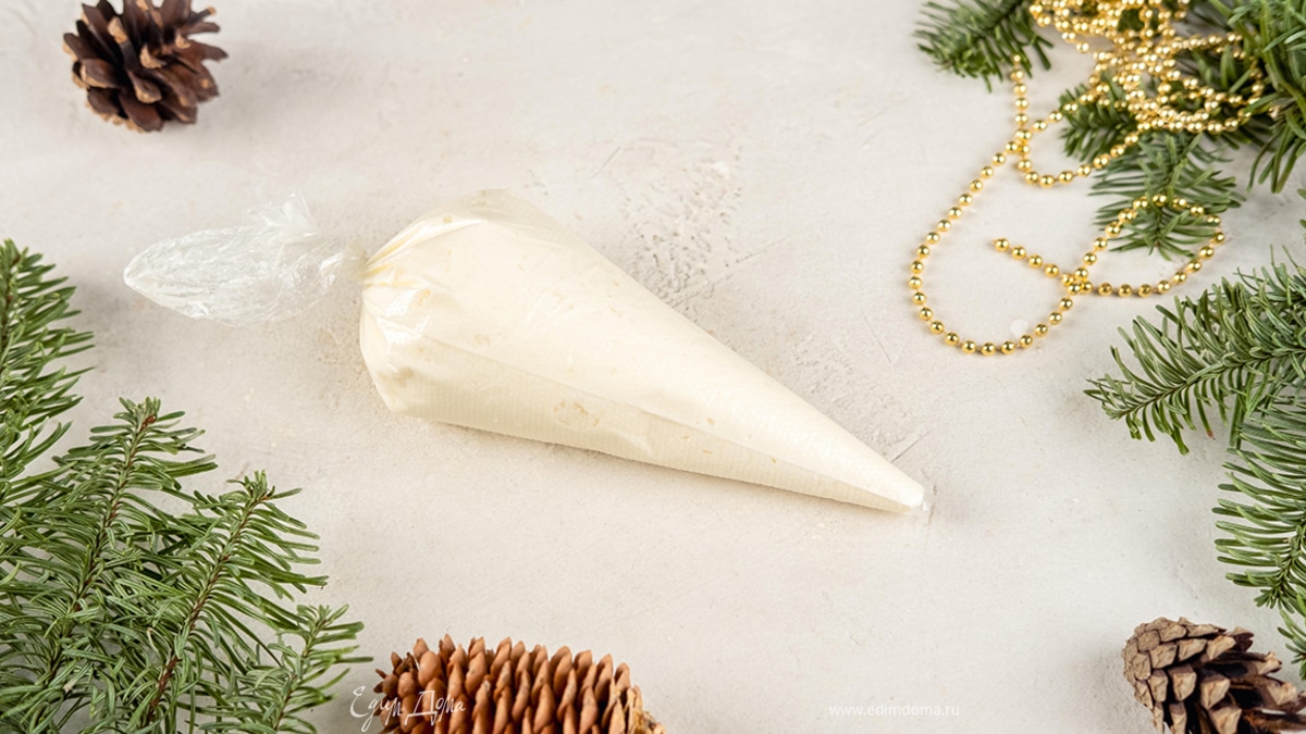 Аккуратно переложите взбитый сливочный сыр к масляной смеси. Перемешайте лопаткой. Готовый крем переложите в кондитерский мешок.