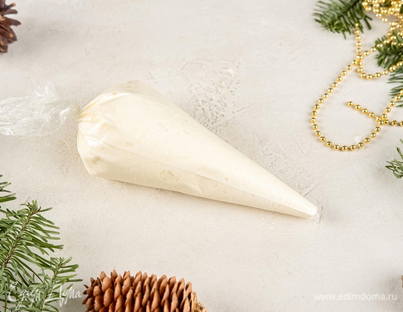 Аккуратно переложите взбитый сливочный сыр к масляной смеси. Перемешайте лопаткой. Готовый крем переложите в кондитерский мешок.