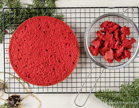 Срежьте с двух коржей тонкий слой верхушки. Она пригодится для украшения торта.