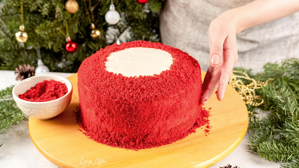 Измельчите срезанные верхушки в крошку. Посыпьте ей бока и верх торта, не затрагивая середину.