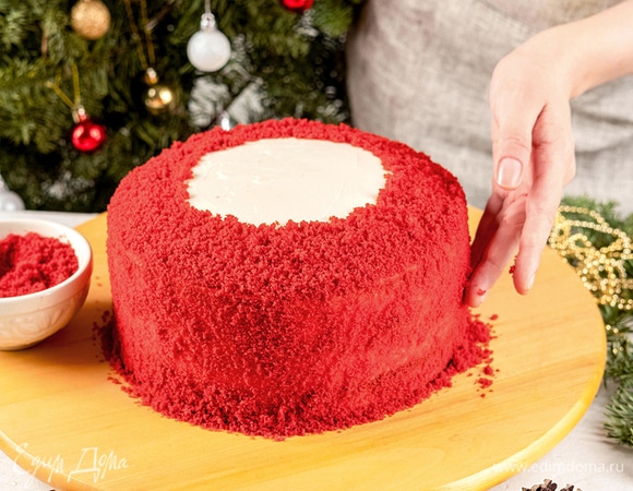 Измельчите срезанные верхушки в крошку. Посыпьте ей бока и верх торта, не затрагивая середину.