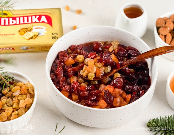 Замочите изюм и цукаты в роме или коньяке на ночь.