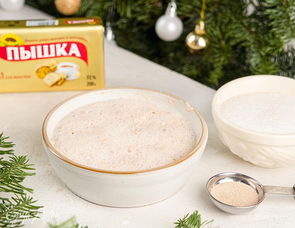 Растворите дрожжи и 1 ст. л. сахара в теплом молоке, оставьте на 10 минут.