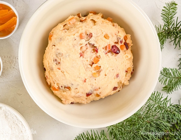 Вмешайте в тесто изюм, цукаты и дробленый миндаль.