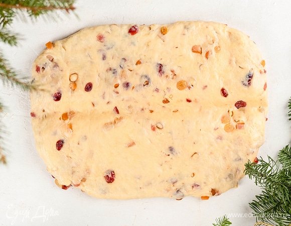 Обомните тесто. Скатайте из него прямоугольник и расплющите его. Сделайте «бороздку» на тесте посередине. Сверните плотный рулет.