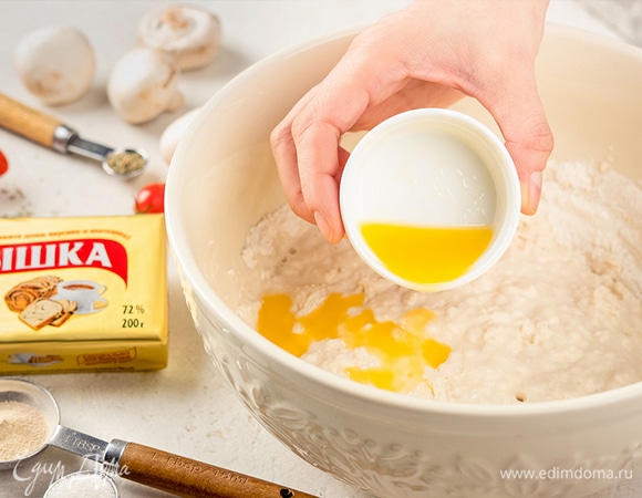 Смешайте муку с водой, добавьте маргарин «Пышка». Всыпьте соль, дрожжи и сахар. Перемешайте, накройте пищевой пленкой и уберите в холодильник на ночь.