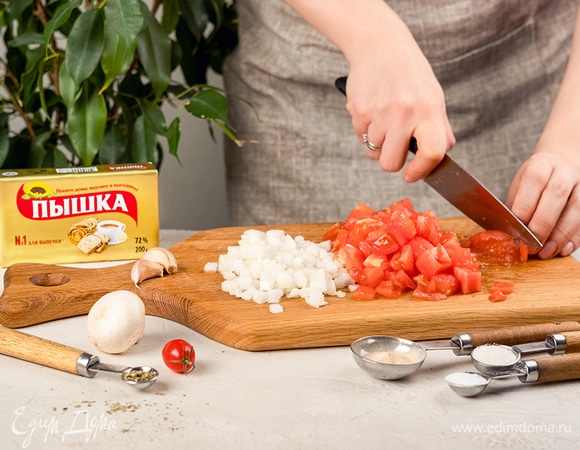 Для соуса ошпарьте помидоры, снимите с них кожуру и нарежьте кубиками. Лук измельчите ножом и обжарьте на растительном масле. Добавьте к нему измельченный чеснок и помидоры, посолите и поперчите по вкусу. Потомите 1–2 минуты и снимите с огня.