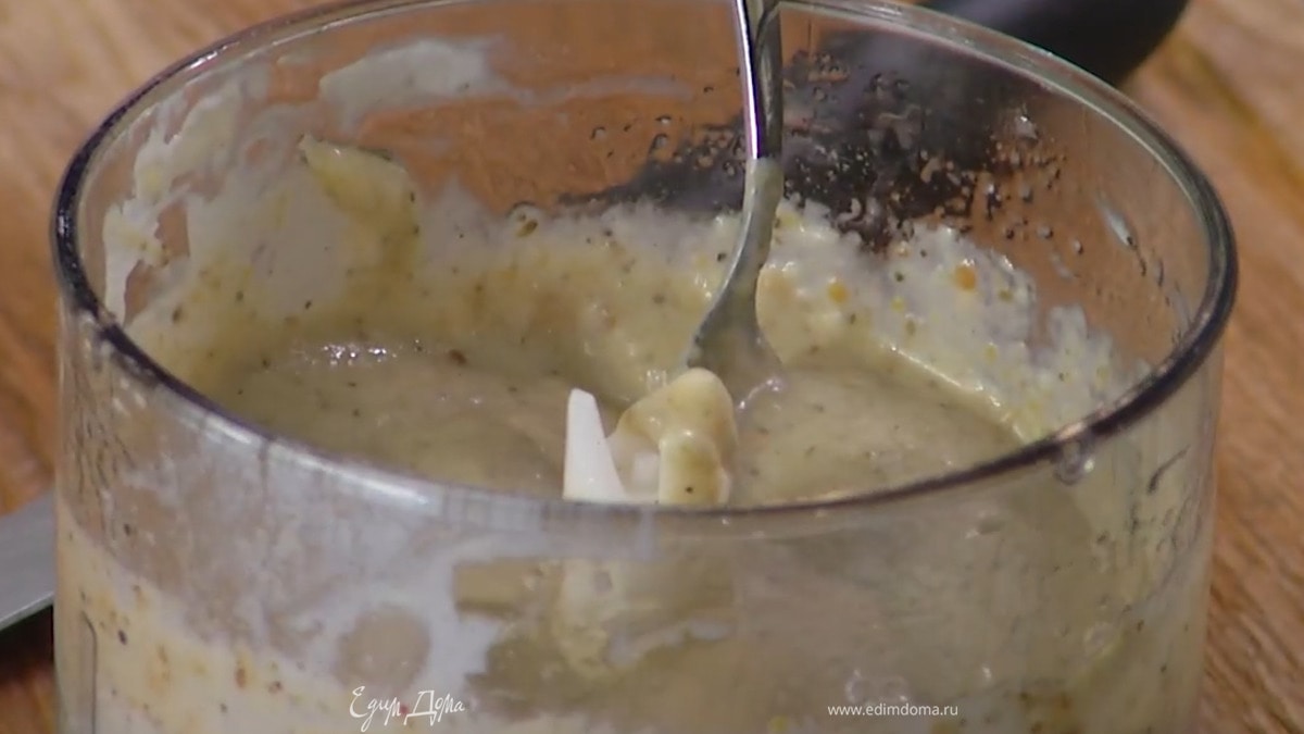 Приготовить крем: запеченные баклажаны очистить и выложить в блендер, влить сок лимона, йогурт и 2 ст. ложки оливкового масла, добавить горчицу, чеснок, соль, перец и все взбить.