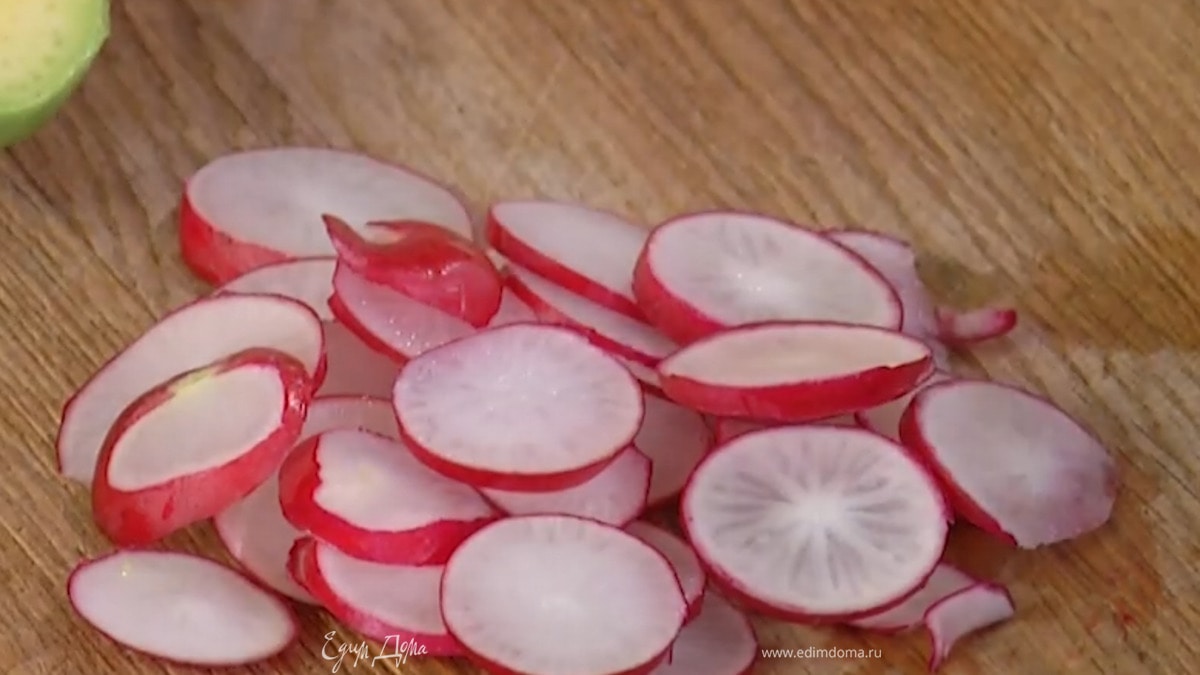 Редис нарезать тонкими кружками.