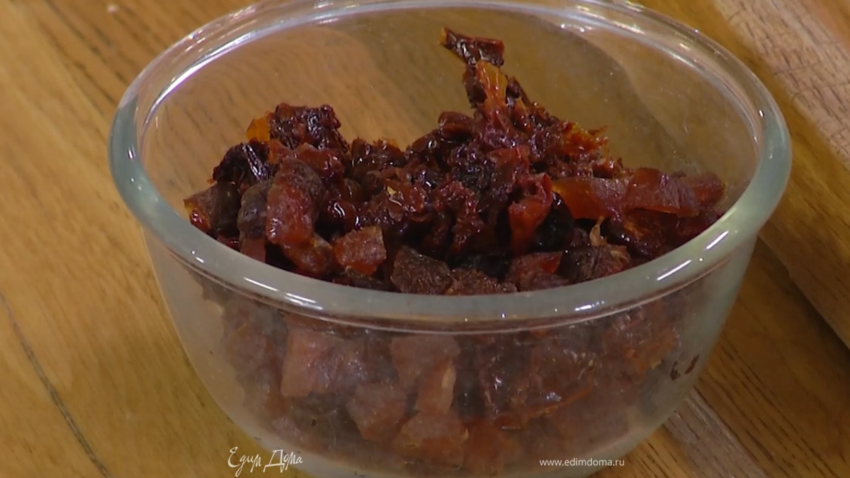 Курагу и вяленые помидоры нарезать маленькими кубиками.
