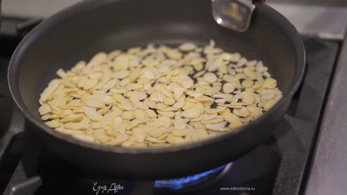 Миндальные хлопья подсушить на разогретой сковороде.