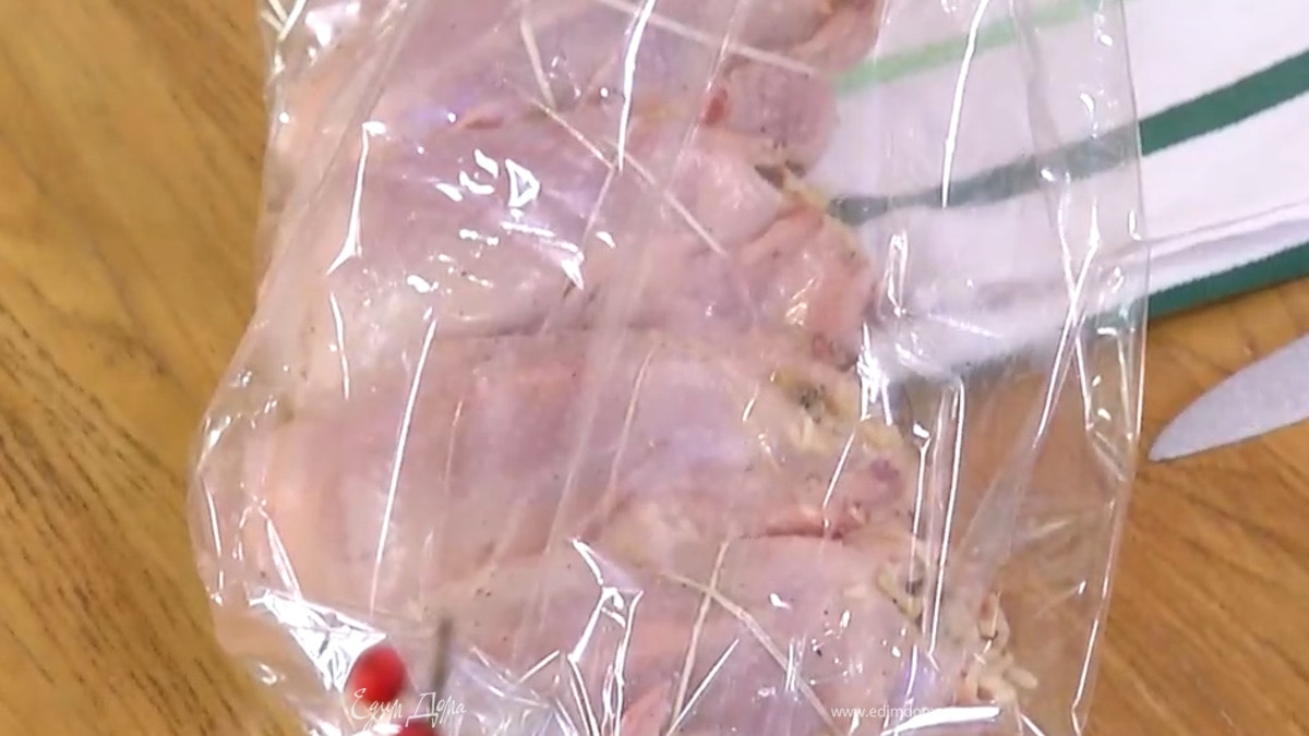 Тушки перепелок посолить, поперчить со всех сторон, затем наполнить рисовой начинкой, связать пищевой нитью и поместить в рукав для запекания.