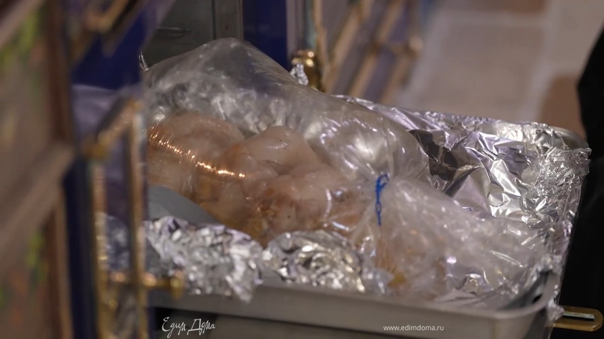 Полить перепелок в рукаве оливковым маслом и вином, скрепить концы рукава, выложить на противень и запекать в разогретой духовке 35–40 минут.