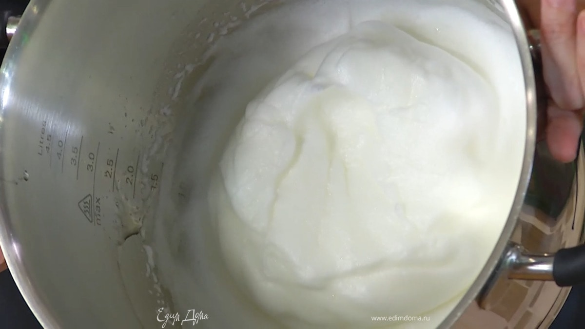 Белки поместить в чашу комбайна и немного взбить, затем влить уксус и взбивать до получения плотной воздушной массы.