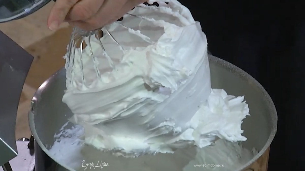 Сахарную пудру перемешать с винным камнем и солью, затем, не выключая комбайна, небольшими порциями всыпать во взбитые белки.