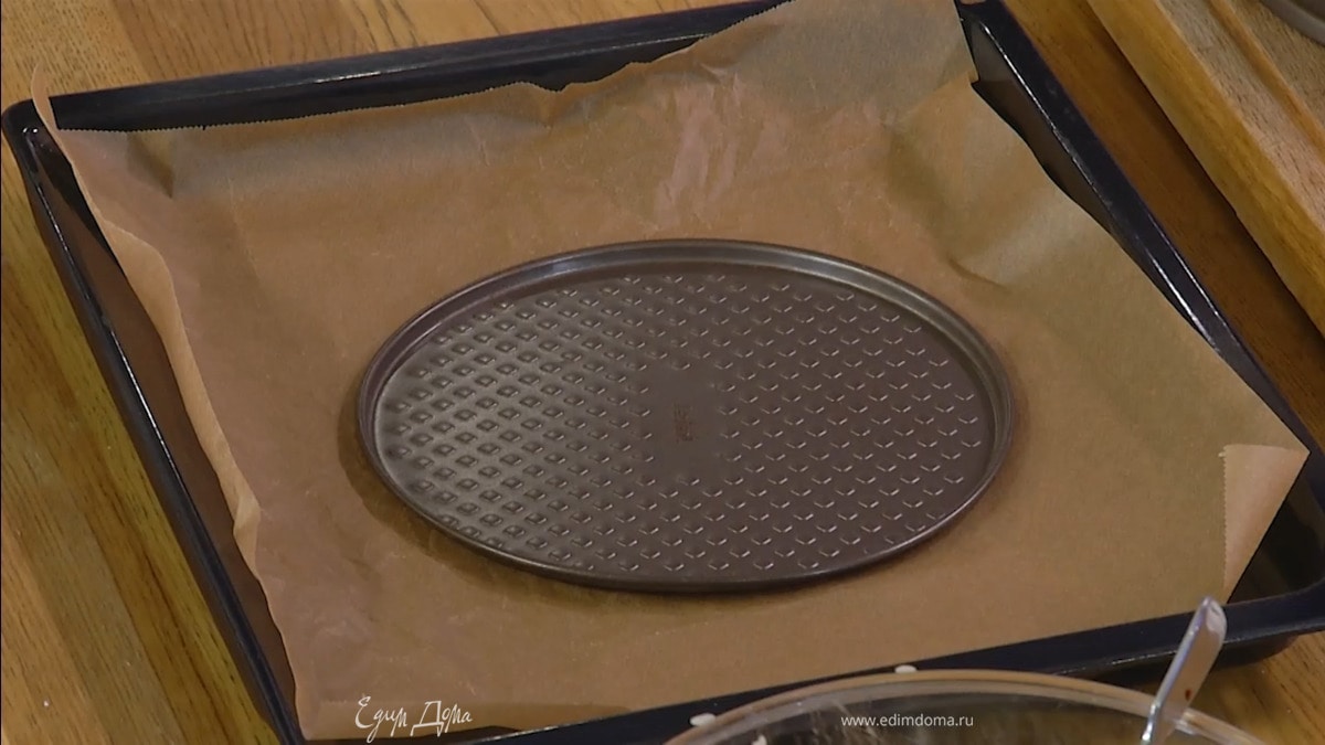 Поместить разъемную форму на выстеленный бумагой для выпечки противень и по контуру очертить круг. Дно формы также выстелить бумагой для выпечки.