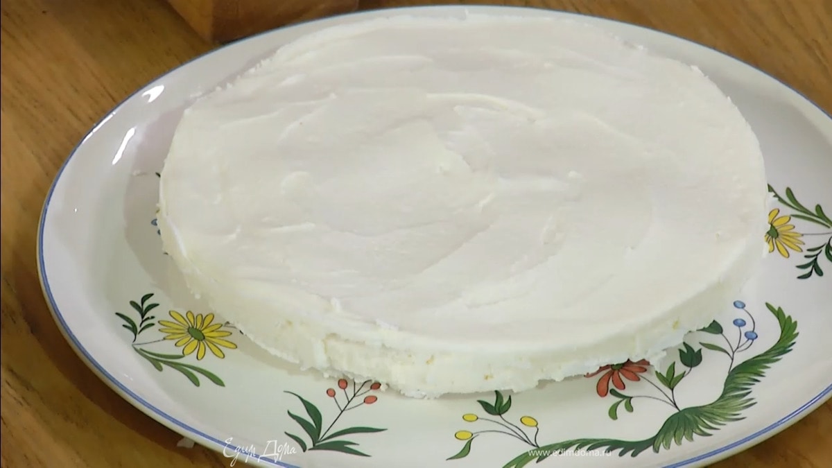 На корж в форме выложить мороженое и отправить в морозильник застывать.