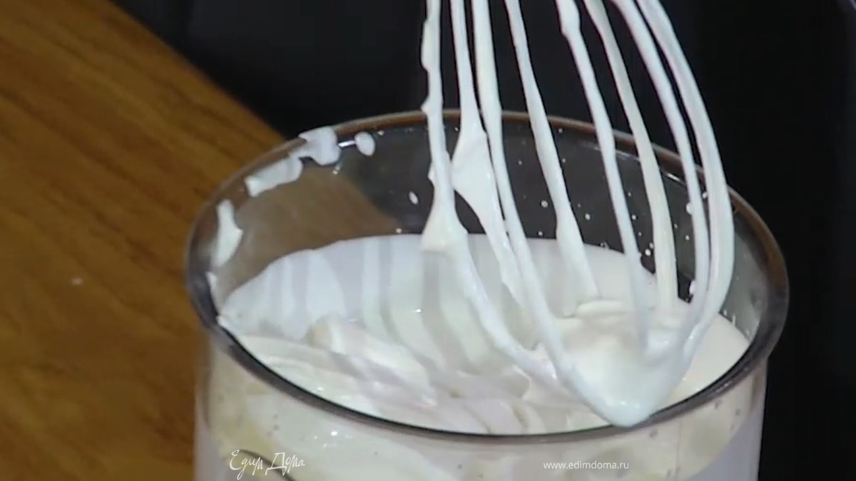 Сливки взбить блендером с насадкой-венчиком.
