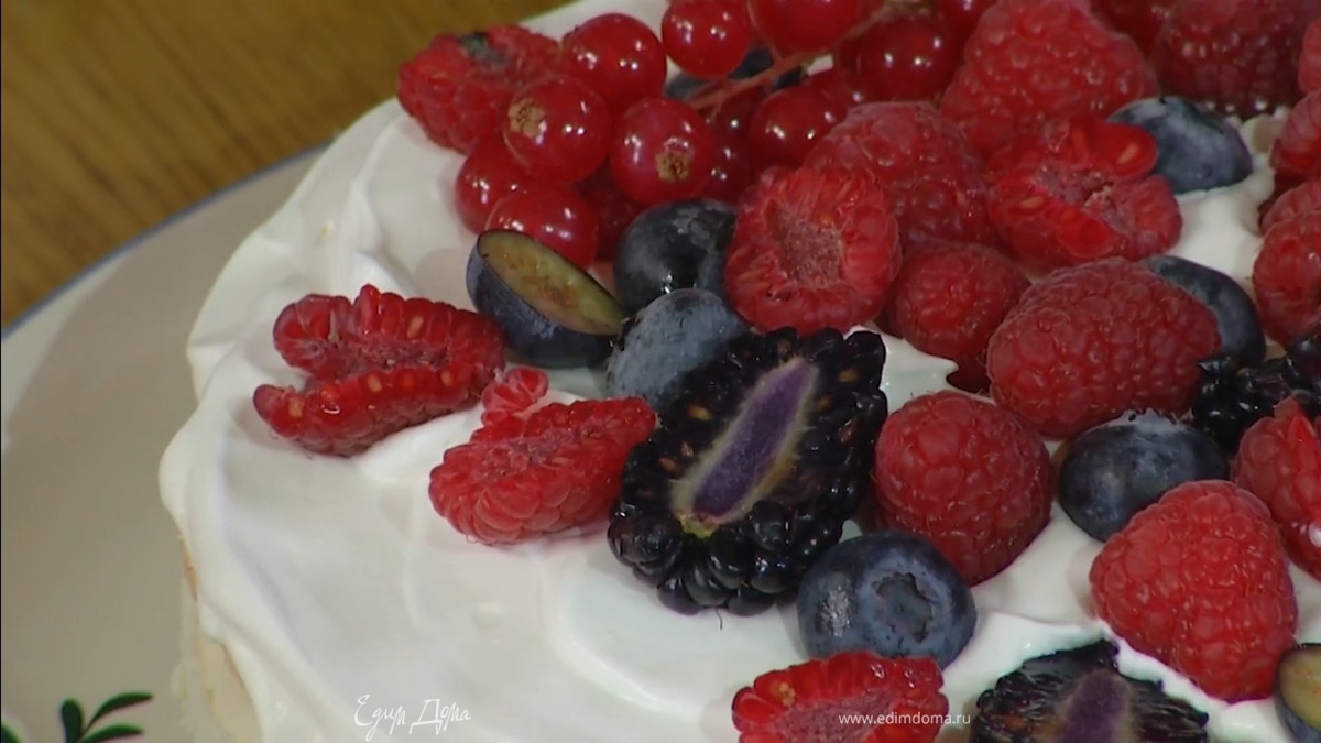 Охлажденный корж с мороженым вынуть из формы, на него поместить второй корж, равномерно покрыть взбитыми сливками и украсить ягодами.