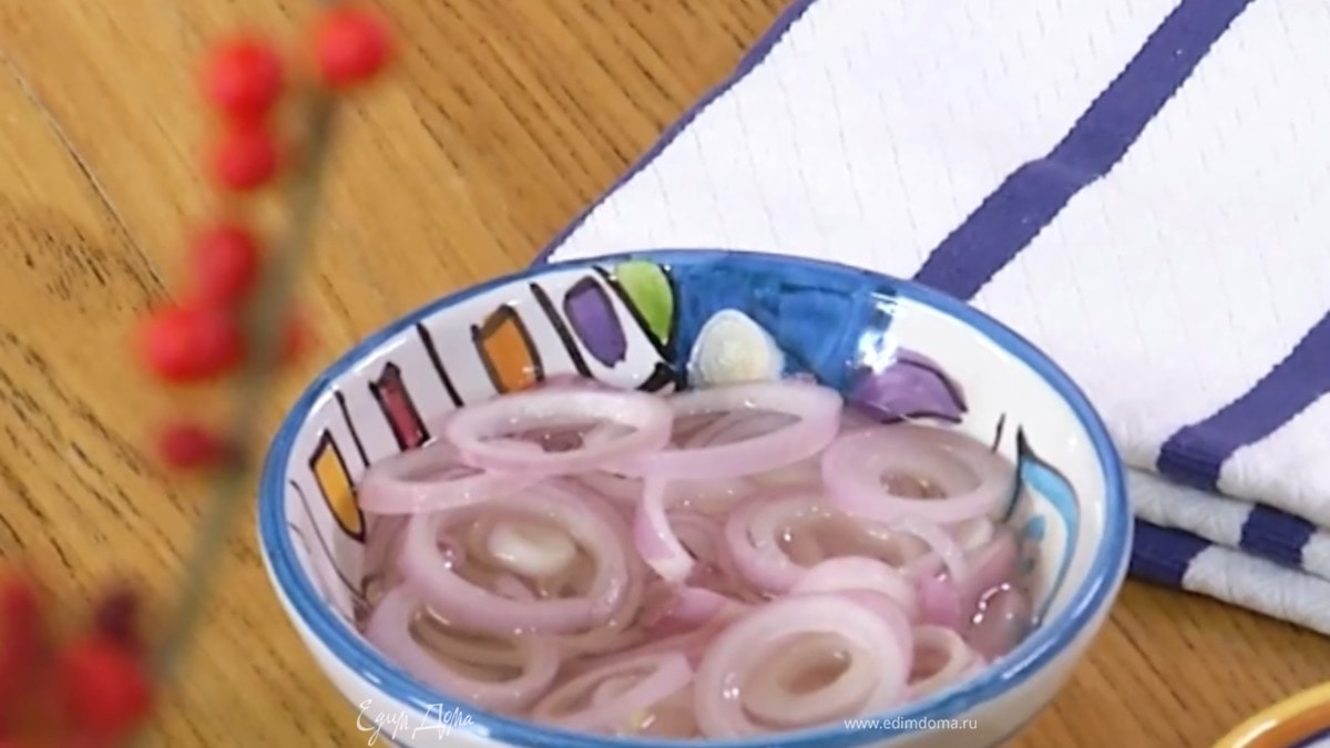 Шалот почистить, нарезать тонкими кольцами, залить винным уксусом и дать постоять. Затем уксус слить и сохранить.