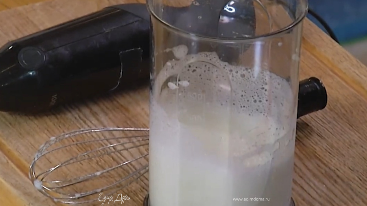 Белки комнатной температуры взбить блендером с насадкой-венчиком в пышную массу.