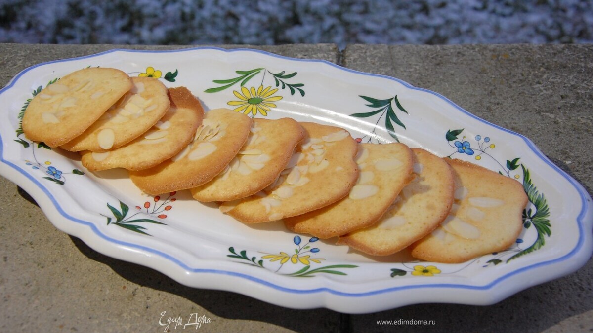 Выпекать печенье в разогретой духовке 7–8 минут.<br />
 