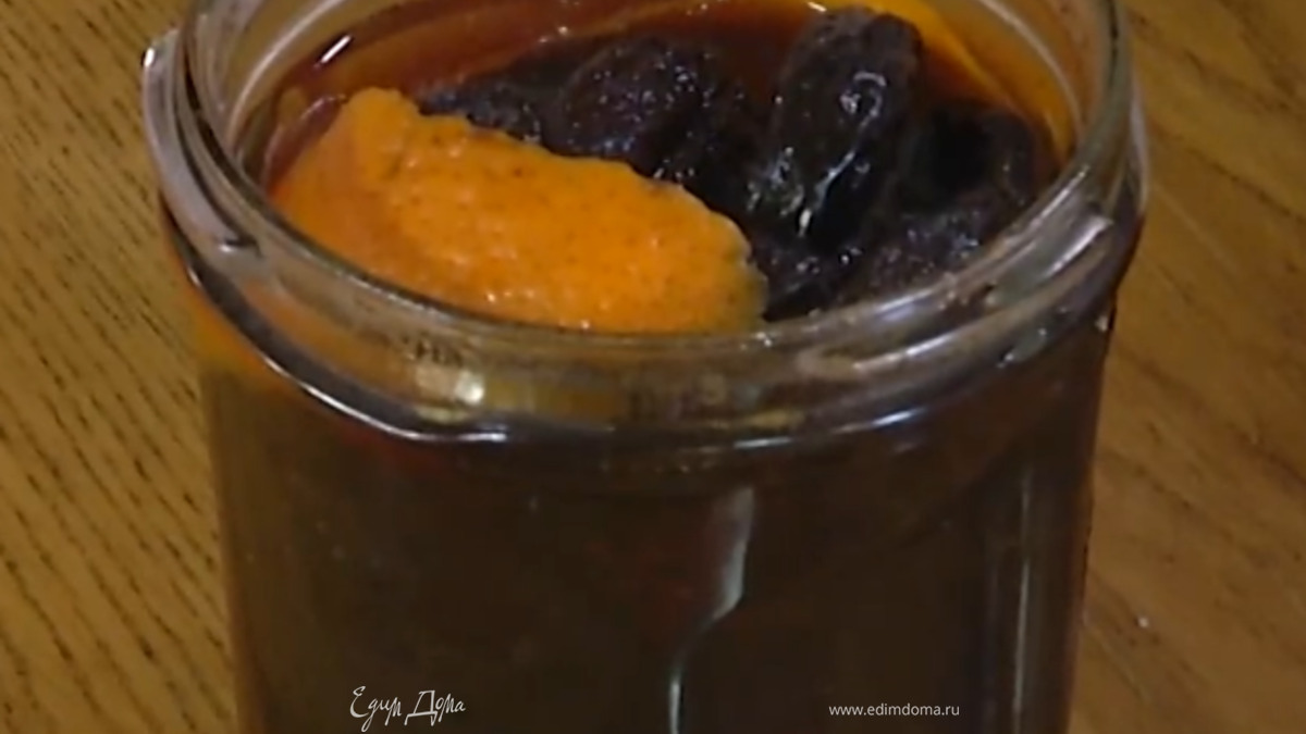 В заваренный чай выложить чернослив и полоски цедры, влить коньяк и дать постоять.