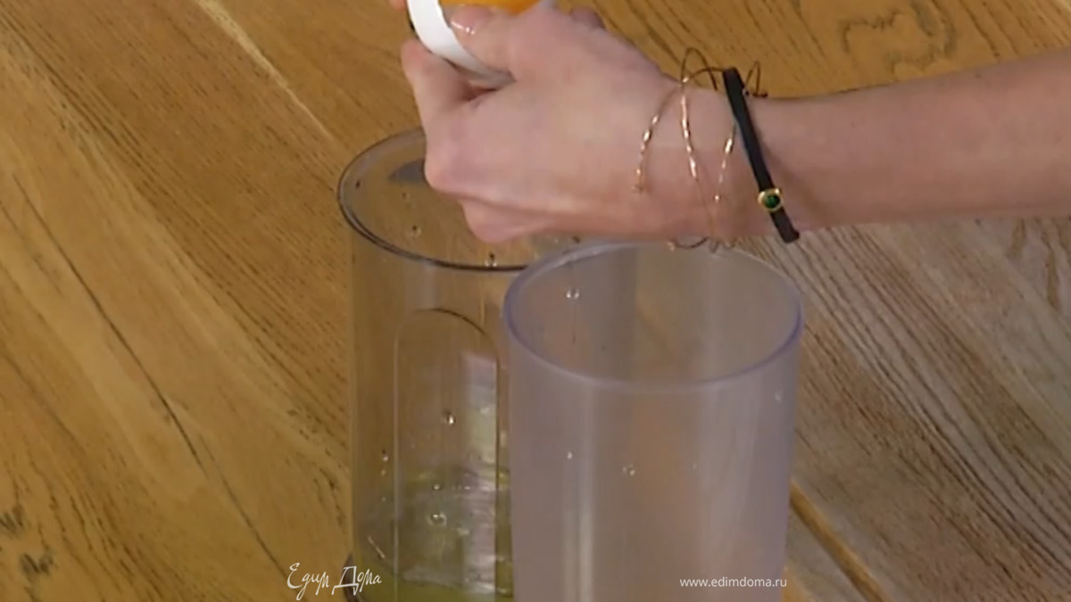 Белки отделить от желтков.