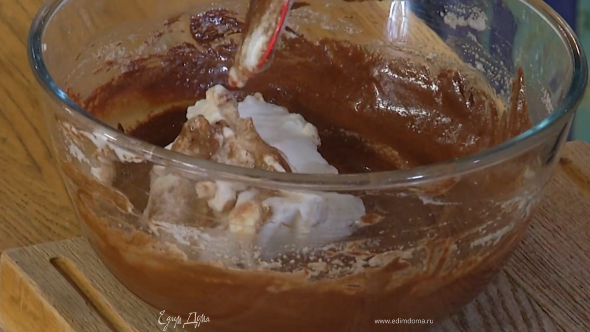 Белки с щепоткой соли взбить блендером с насадкой-венчиком в пышную массу и в три приема вмешать в шоколад.