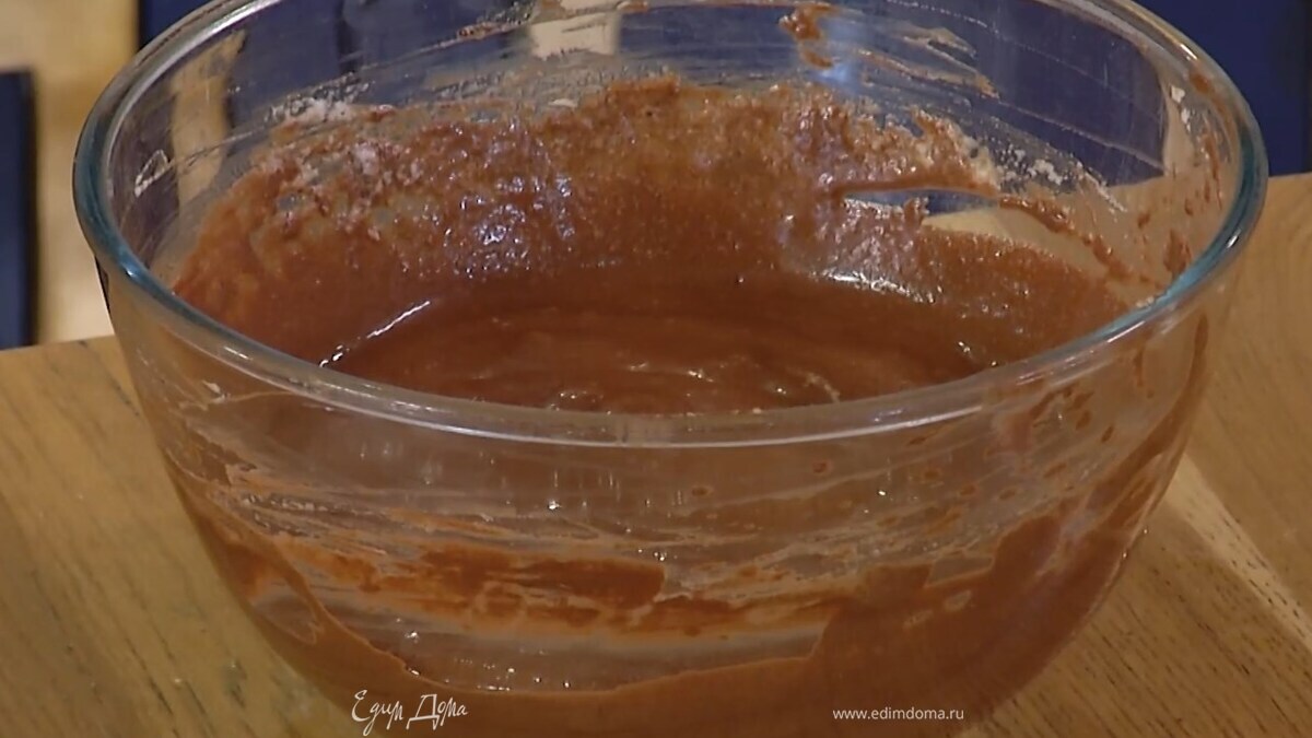 Форму с муссом затянуть пищевой пленкой и отправить в холодильник на час.