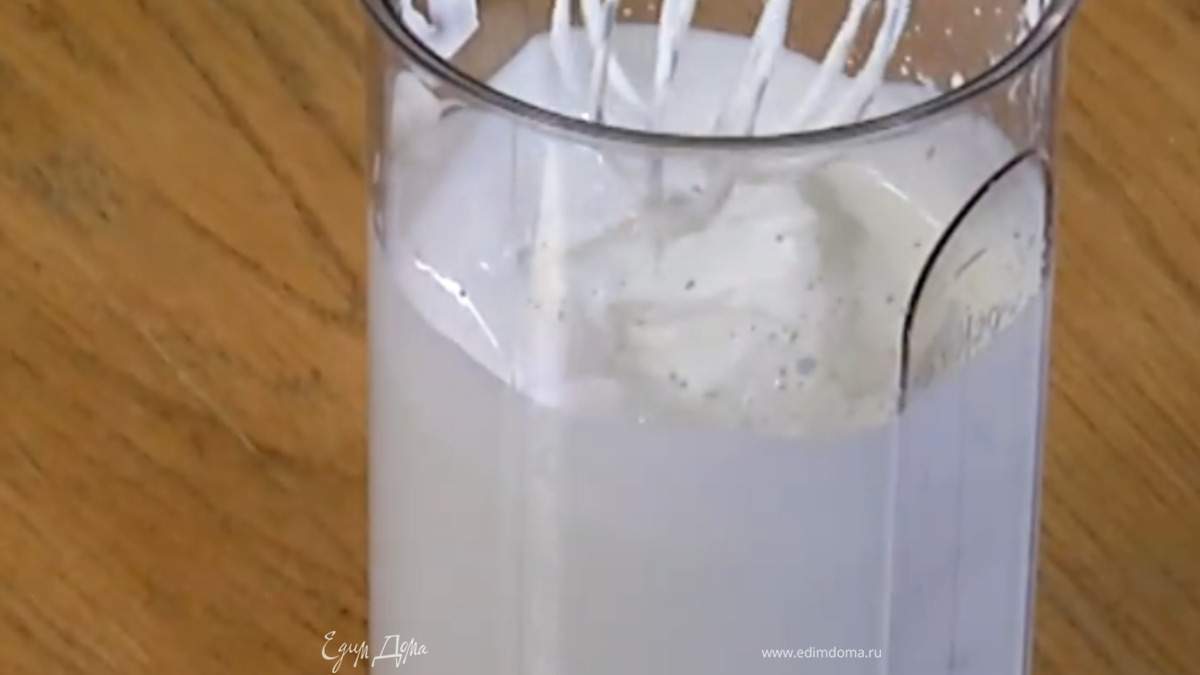 Сливки взбить блендером с насадкой-венчиком.