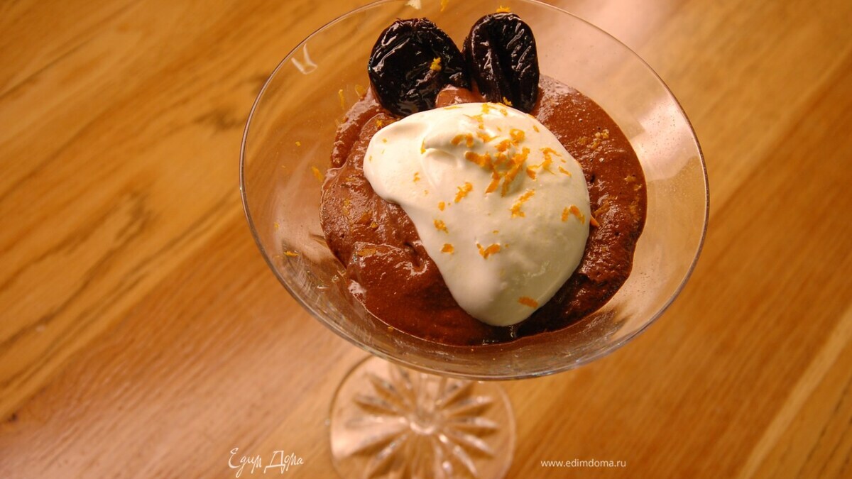 В прозрачные бокалы разложить часть чернослива и шоколадный мусс, затем оставшийся чернослив, украсить все взбитыми сливками и посыпать цедрой апельсина.