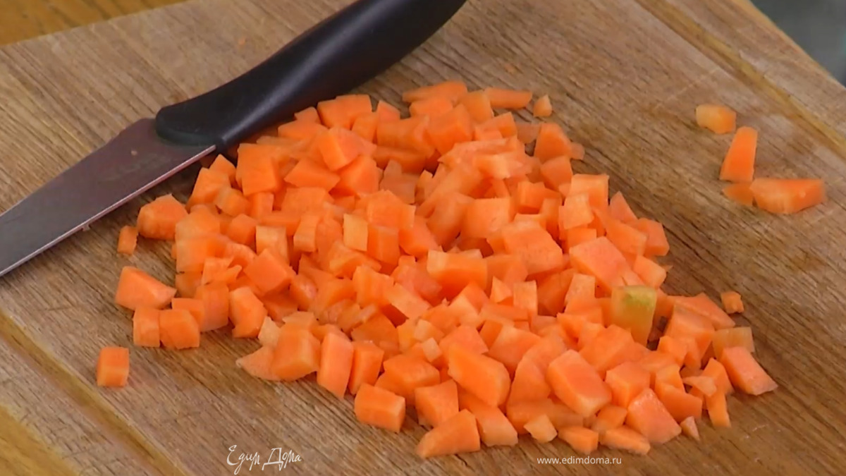 Морковь и лук почистить и нарезать маленькими кубиками.