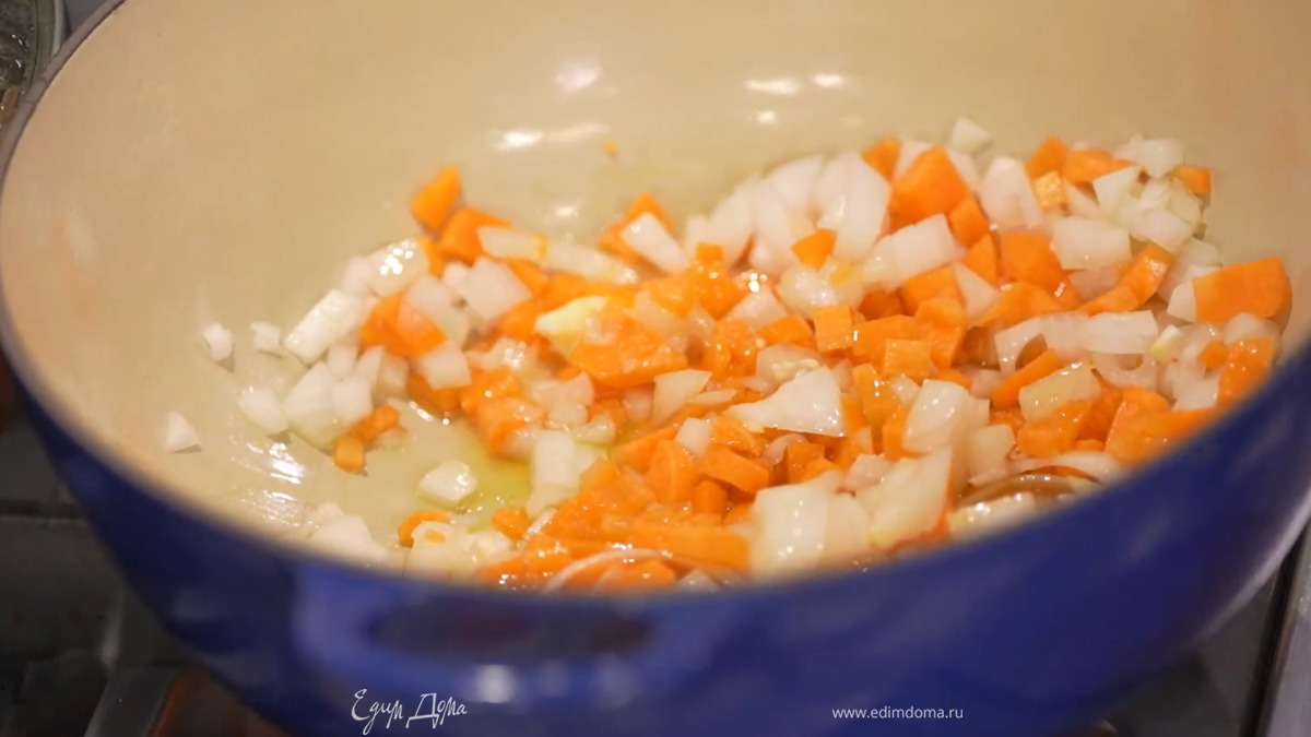 Разогреть в тяжелом глубоком сотейнике сливочное и растительное масло и выложить нарезанные овощи.