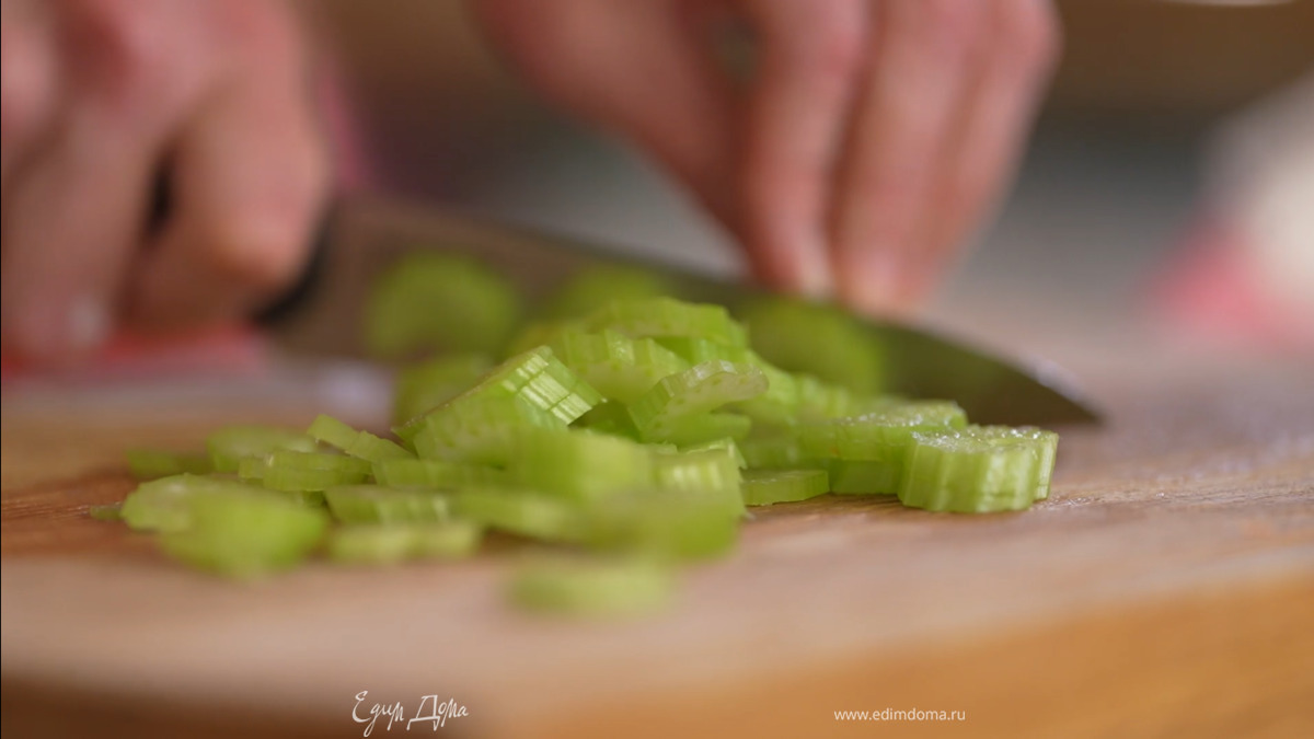 Сельдерей тонко порезать поперек, добавить в сотейник, все перемешать и обжарить.