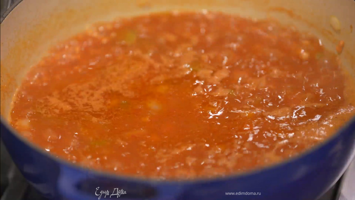 Пасту карри выложить к овощам, слегка посолить и перемешать, добавить помидоры, всыпать чечевицу, влить часть горячего бульона, так чтобы все было покрыто, накрыть крышкой и прогреть, затем, если нужно, еще посолить и варить без крышки, чтобы выпарилась лишняя жидкость.