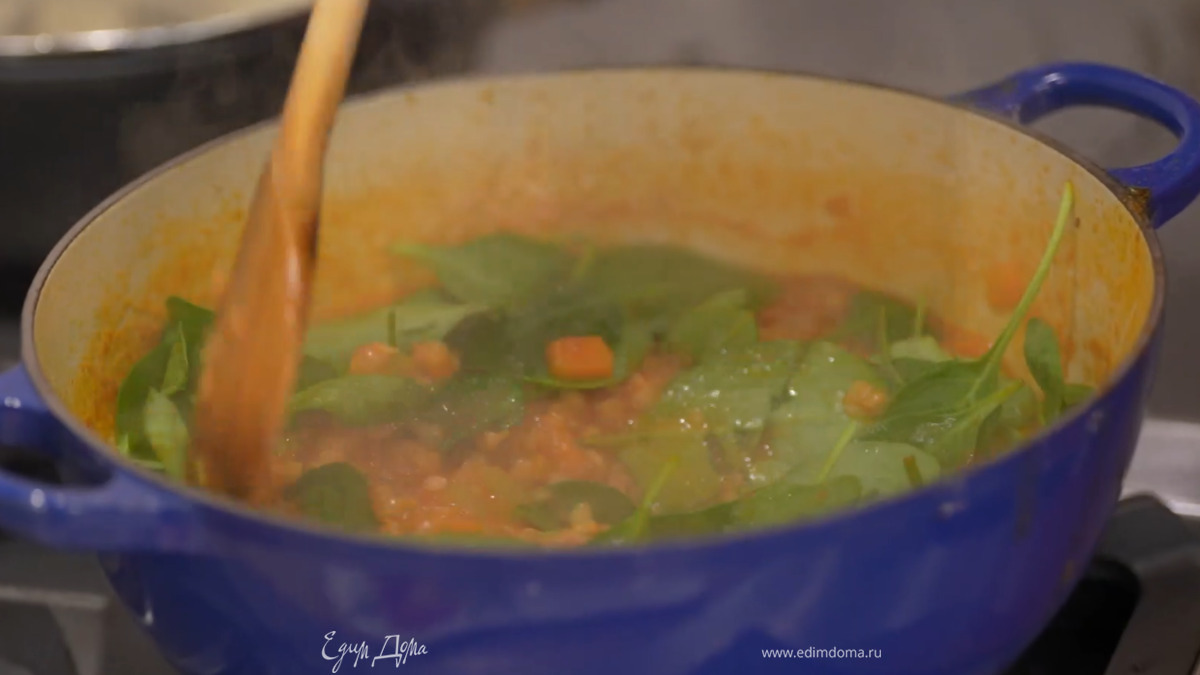 Шпинат добавить в сотейник, влить оставшийся бульон.