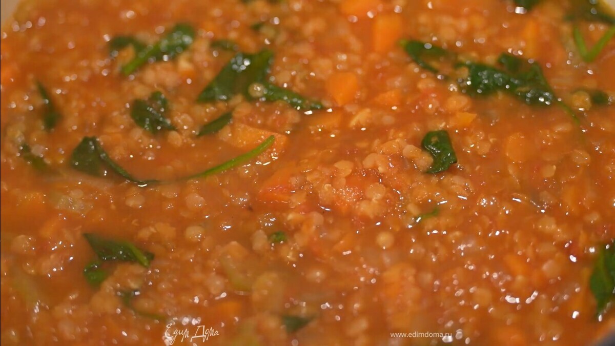 Базилик, зеленый лук и петрушку порезать не слишком мелко и добавить в похлебку.