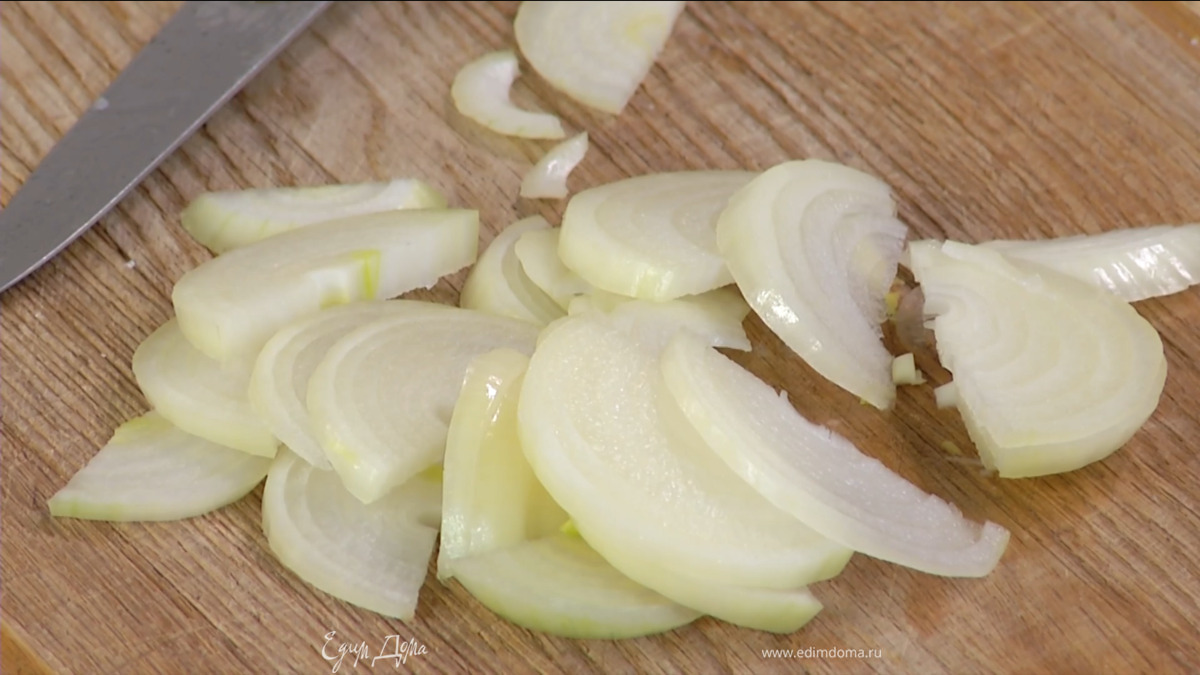 Лук почистить и нарезать тонкими полукольцами.<br />
 