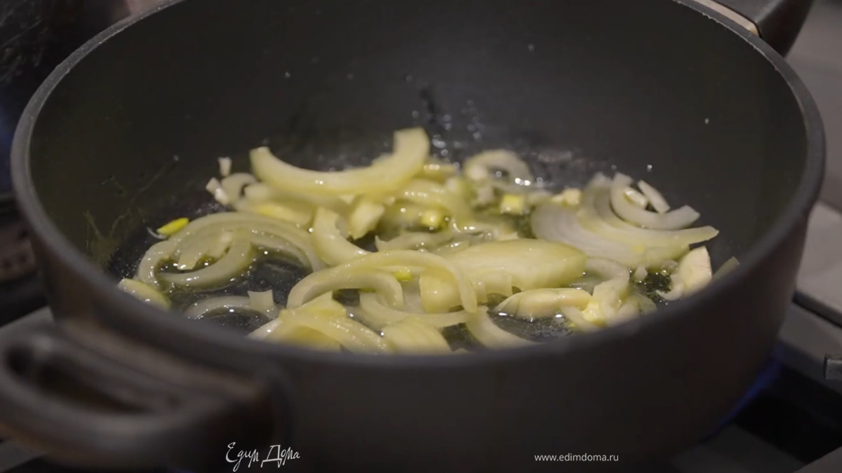 Разогреть в тяжелом сотейнике половину сливочного и растительного масла и обжарить лук.