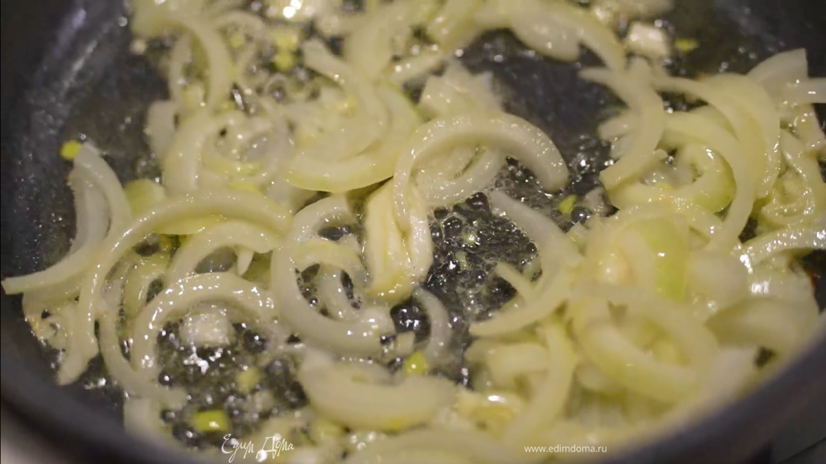 Чеснок почистить, раздавить плоской стороной ножа и добавить к луку, все слегка посолить.