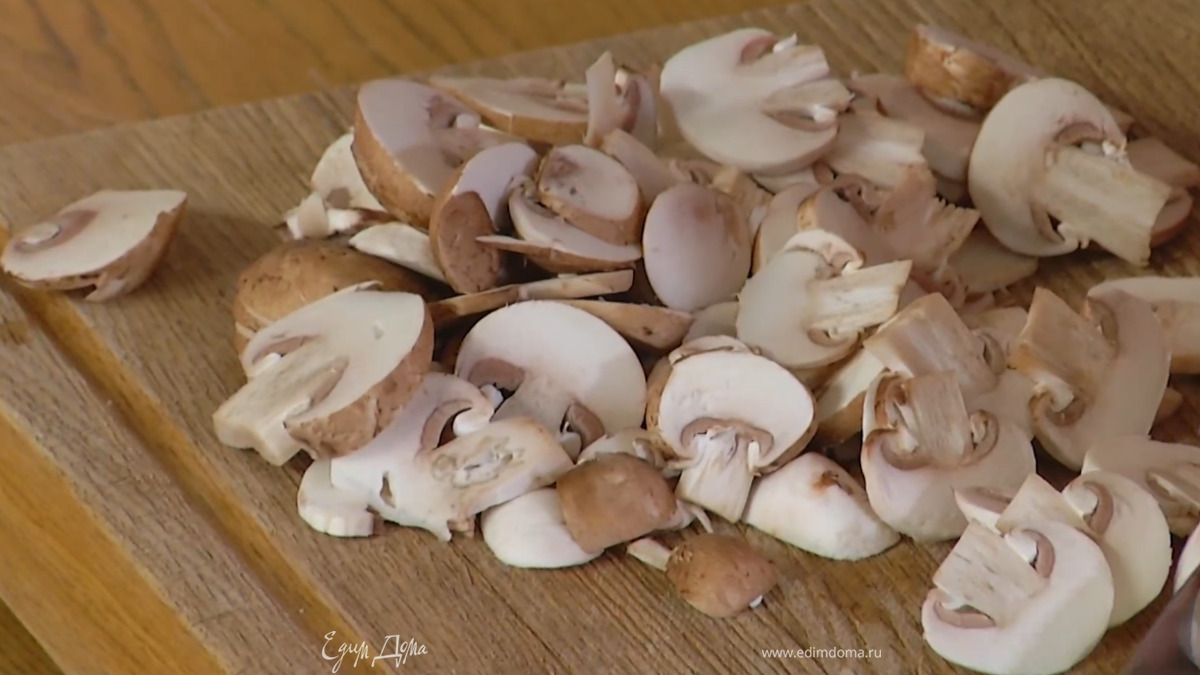 Шампиньоны нарезать пластинками, добавить в сотейник и перемешать.