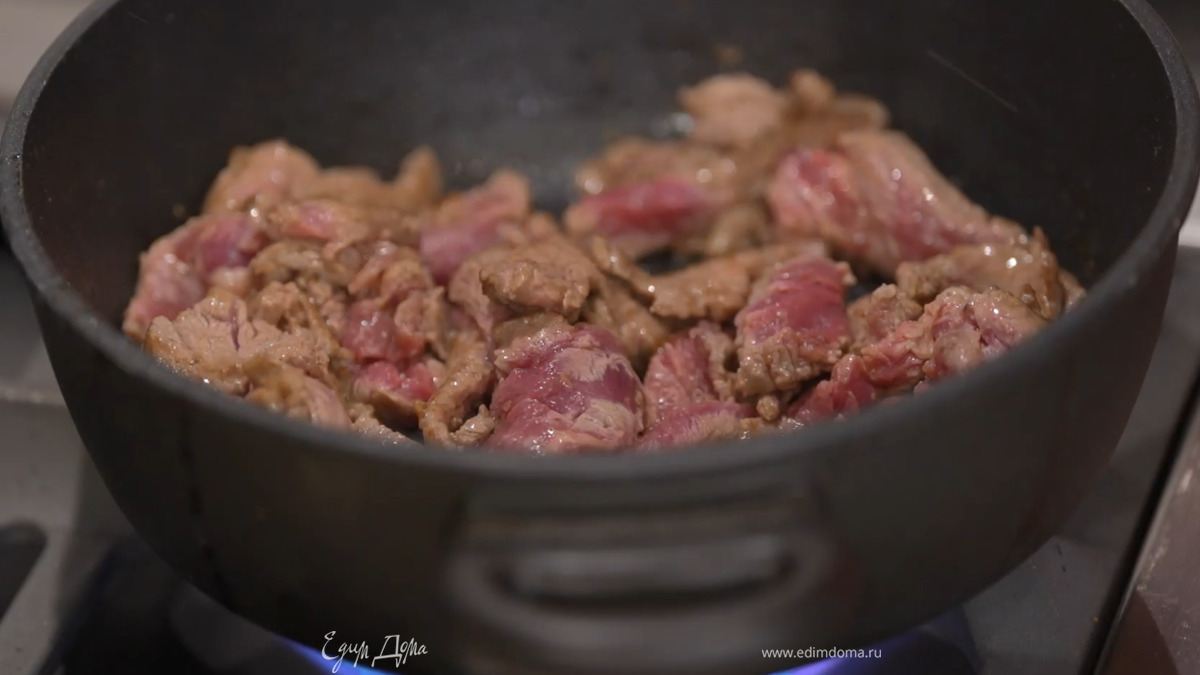 Грибы с луком и чесноком переложить на тарелку, а в сотейник добавить оставшееся сливочное и растительное масло, выложить мясо и обжарить на сильном огне.