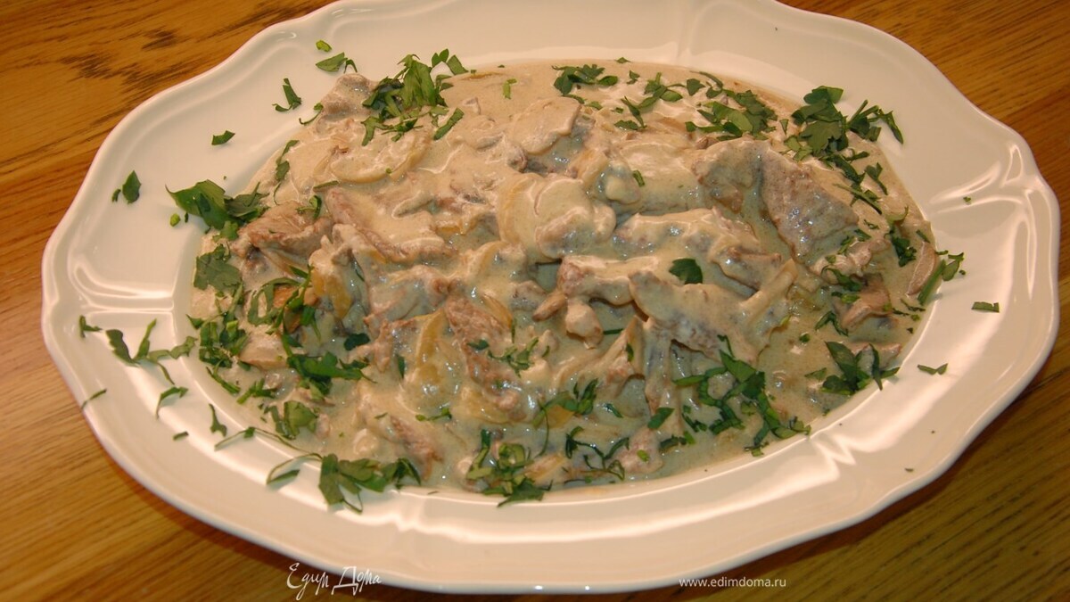 Петрушку мелко порубить и посыпать мясо.