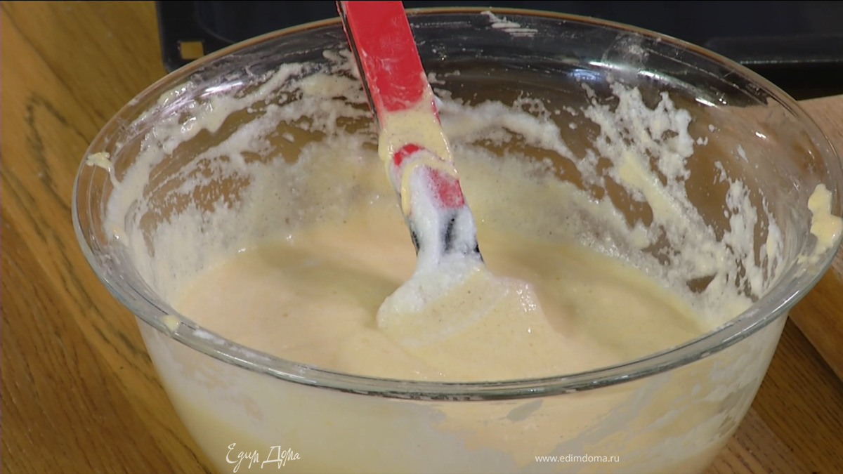 Соединить 90 г муки, 20 г крахмала, разрыхлитель и просеять все через сито, затем добавить взбитые желтки с сахаром и перемешать.