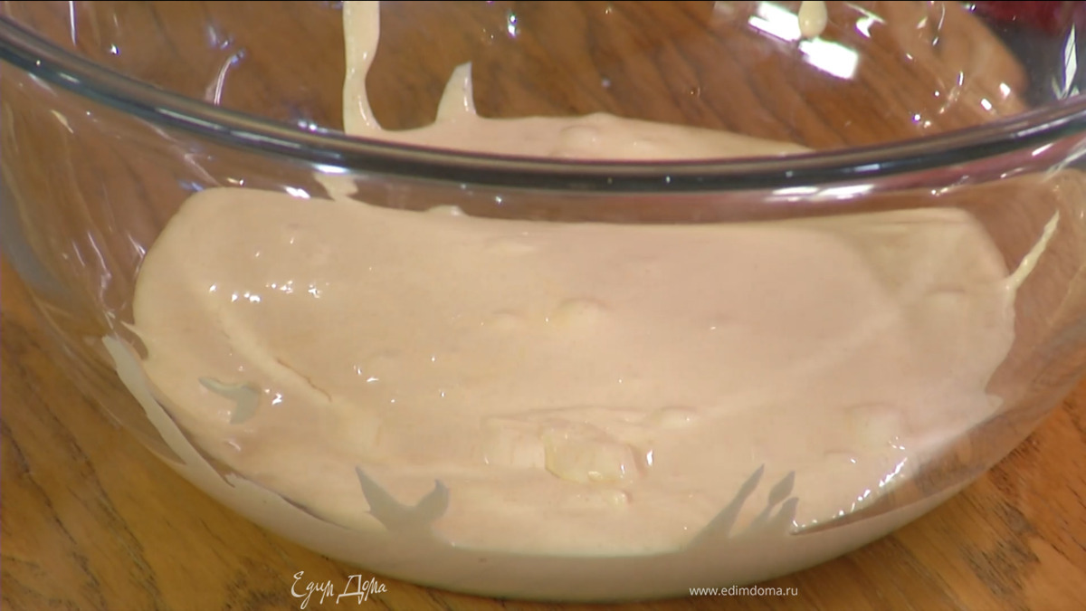 Белки с солью взбить в пышную массу, затем в два приема вмешать в тесто.