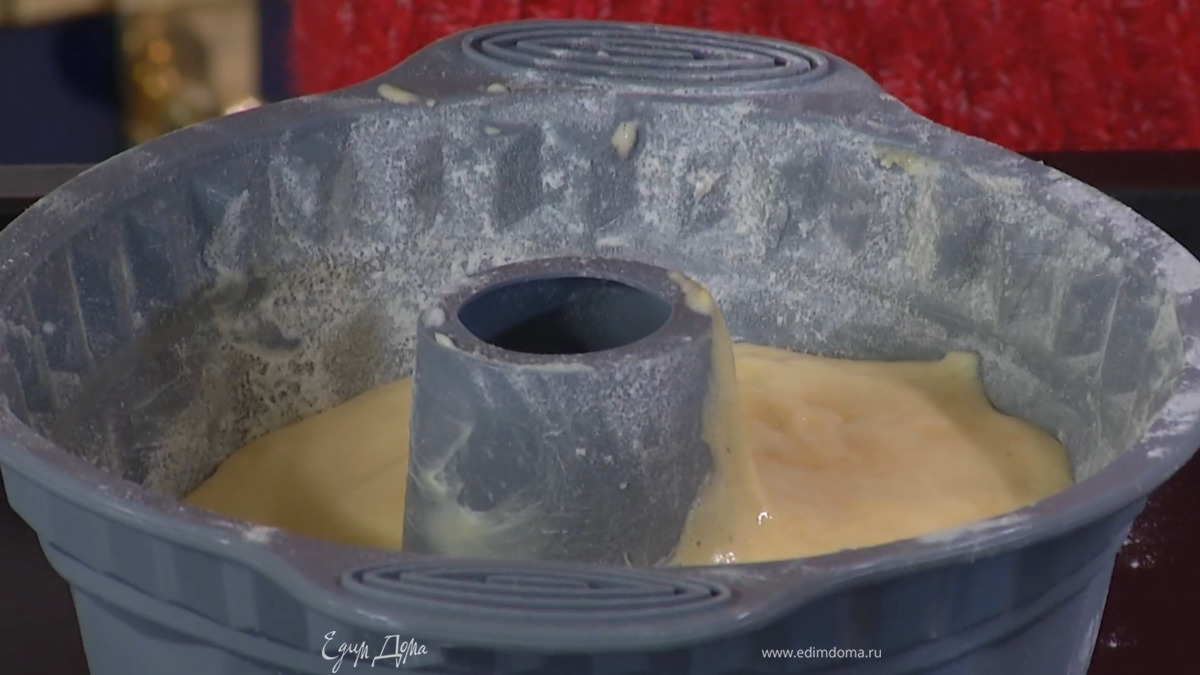 Форму с выемкой смазать сливочным маслом, посыпать оставшейся мукой, выложить тесто и разровнять.